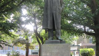 上野公園内に野口英世像