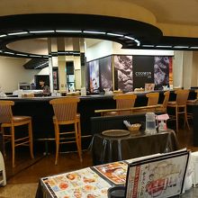 入ってすぐはバーカウンター、横はカフェ風