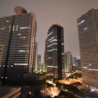 夜は高層ビル群の夜景。