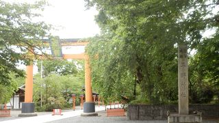 都が平安京に遷都された時大和から遷座した四座を祀っている神社