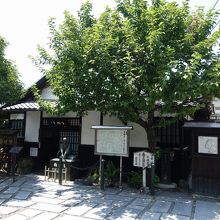 子規堂の外観。