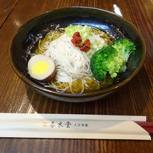 ゴマ油で味付けられた素麺