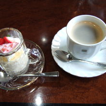 デザートのパフェとコーヒー
