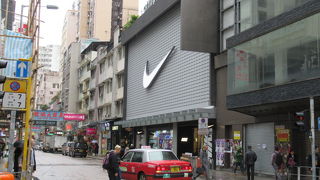 ブランド品が並んでいて笑顔がでるのよー