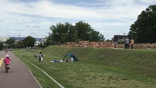 埴輪が並ぶ古墳の公園