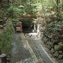 こころの小径にある清水社。湧き水が目や肌に良いとか。