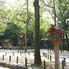 奥に見えるのが弘法大師手植えとされる大楠。溝の流れが涼しげ。