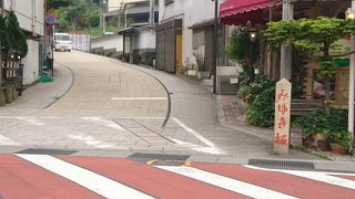 鉄輪温泉を貫く趣のある坂道