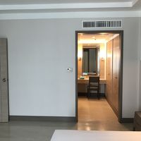 ベッドルームの奥からバスルームへ