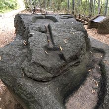 不思議な溝が彫られている