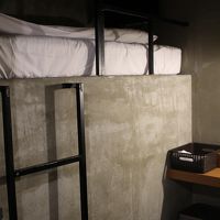 コンクリ打ちっ放しのシングルルーム