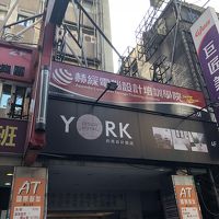 フロントは４階、シングルルームは地下