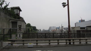 多くの行き交う列車を眺めることが出来ます