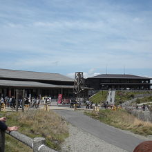 左手前：黒たまご館／右奥：大涌谷駅