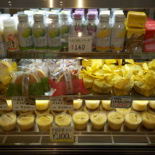 お店のショーウィンドウ