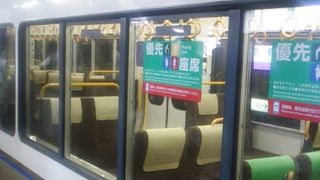 2018年５月20日現在、車内放送は日本語・英語による自動放送に変わりました