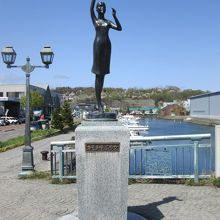 橋の袂にある少女像