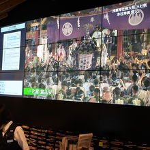大きなモニターで三社祭のＬＩＶＥ中継がされていました