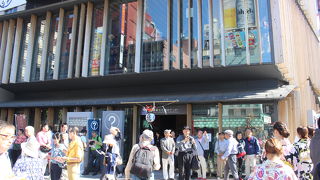 雷門前の観光の拠点