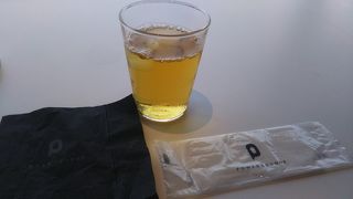 6時の営業開始を待つ人の列