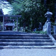 お城の脇にあります。