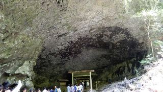 天岩戸神社から細い遊歩道を通って１０分、人が多いと危険な場所も。