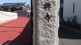 広い境内を持つ寺院