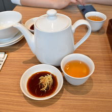 着席するとセットされているお茶と小籠包用生姜セット。