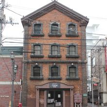 旧向井呉服店倉庫の外観