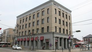 建物内部はミニフードコートのようです