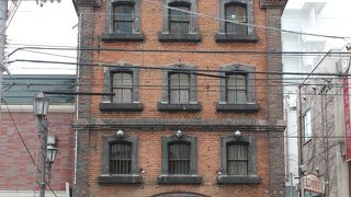 レンガ造りで歴史と美しさを感じる建物