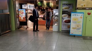 新幹線改札内のカフェ