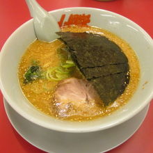 定番の味噌ラーメンは650円。6マイルずつ貯まります。