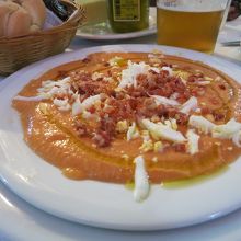 ポテッとしたサルモレホ。パンがすすむ