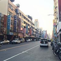 ホテル前の通り。夜は六合夜市です。