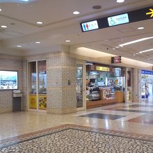 お店は、通りの一角にありました。