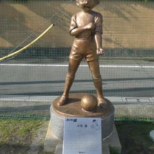 四つ木つばさ公園の北側には、大空翼の雄々しい銅像が立てられて