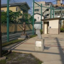 大空翼の銅像は、四つ木つばさ公園の北側の道路の傍にあります、