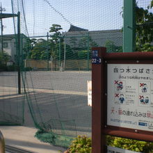 サッカーボールが飛び出るのを防ぐため、ネットが張られています