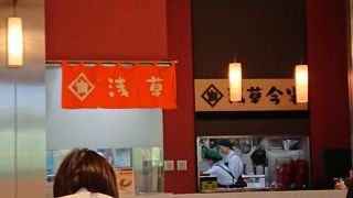 フードコートにあります