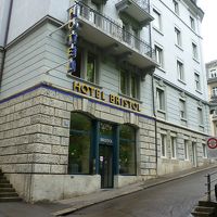 短い坂道に面したホテル外観