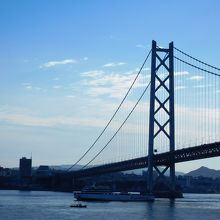 明石大橋をくぐり抜けます。