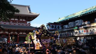 雷門から浅草寺への参道の商店街