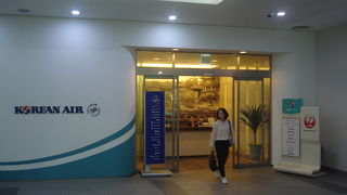 韓国航空会社系ラウンジは制限エリアに入って3階にあります。