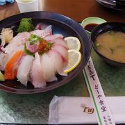 新鮮なお刺身がたくさんのった海鮮丼(上)が1300円!　安くて美味しかった!