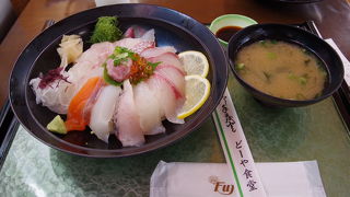 新鮮なお刺身がたくさんのった海鮮丼(上)が1300円!　安くて美味しかった!