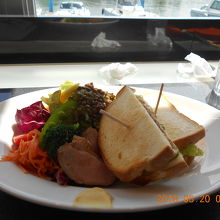 運河を見ながらコロッケサンドで食事。