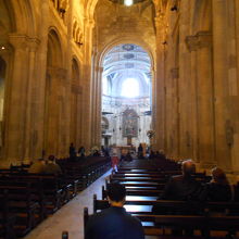 荘厳で広大な大聖堂内部。