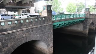 一ツ橋門石垣跡が良く見えます。