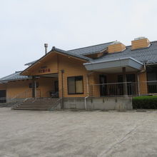 村役場の先にあります